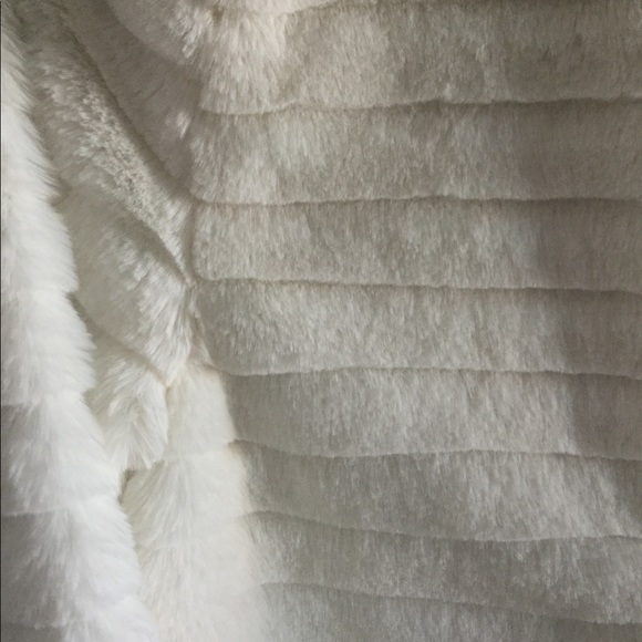 🆕 Kidpik Girls Faux Fur Jacket Size XL/14 Ivory - Picture 3 of 3